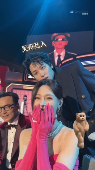 沈梦辰看张凌赫失去表情管理沈梦辰说看张凌赫失去表情管理，毕竟是这么帅的大帅哥呀