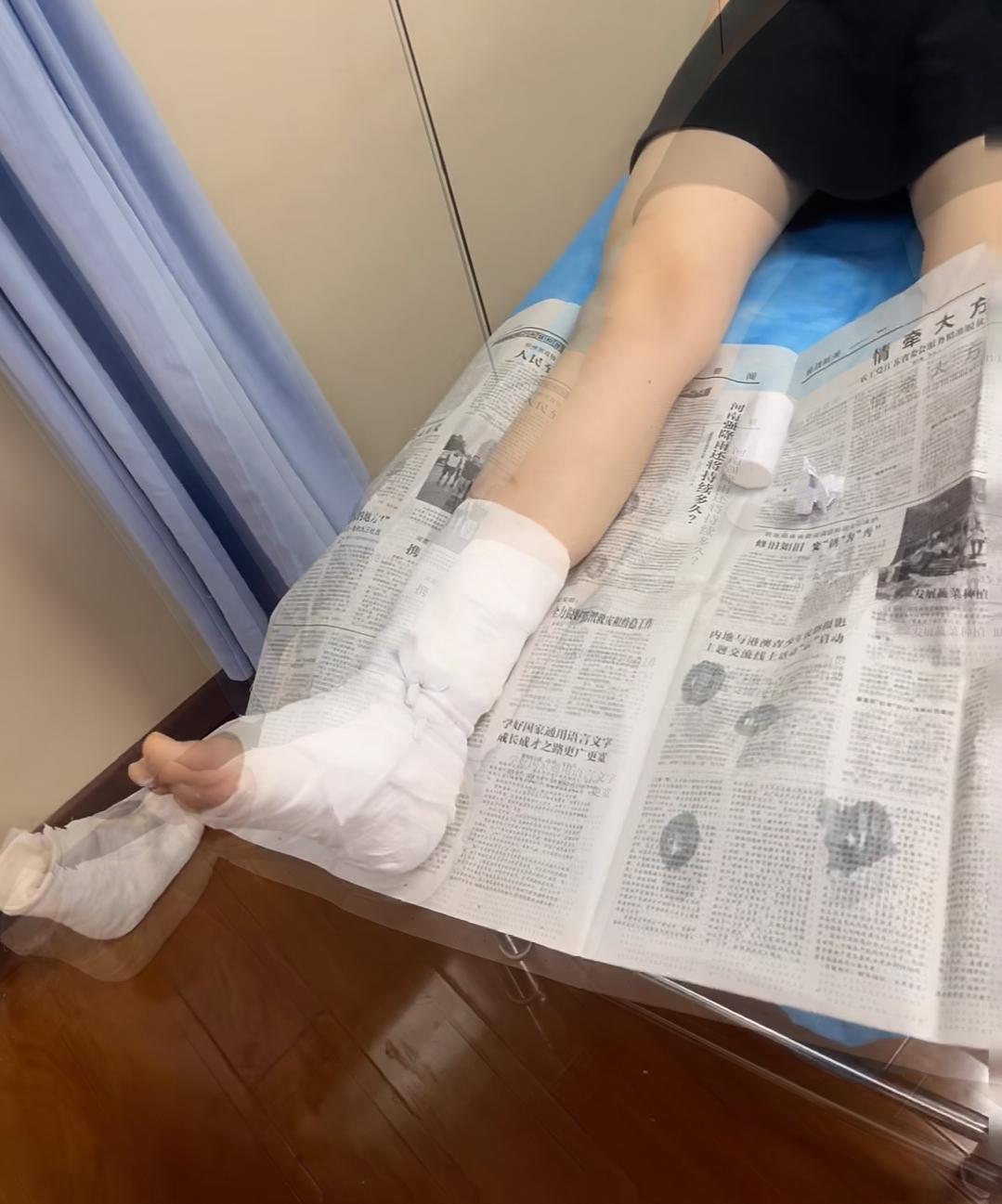 谁能想到，孩子踢球断腿，家长没索赔没追责，反而逼“肇事”同学每天上门补课？这波操