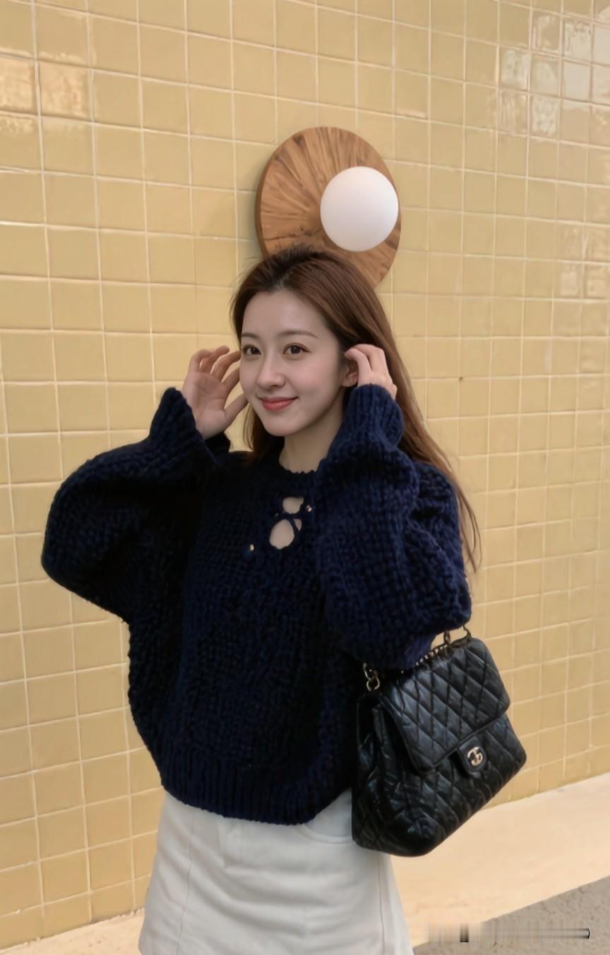 就像飞鸟离不开森林，鲸鱼离不开海洋，我们彼此依偎，才有了真正的自由、浪漫