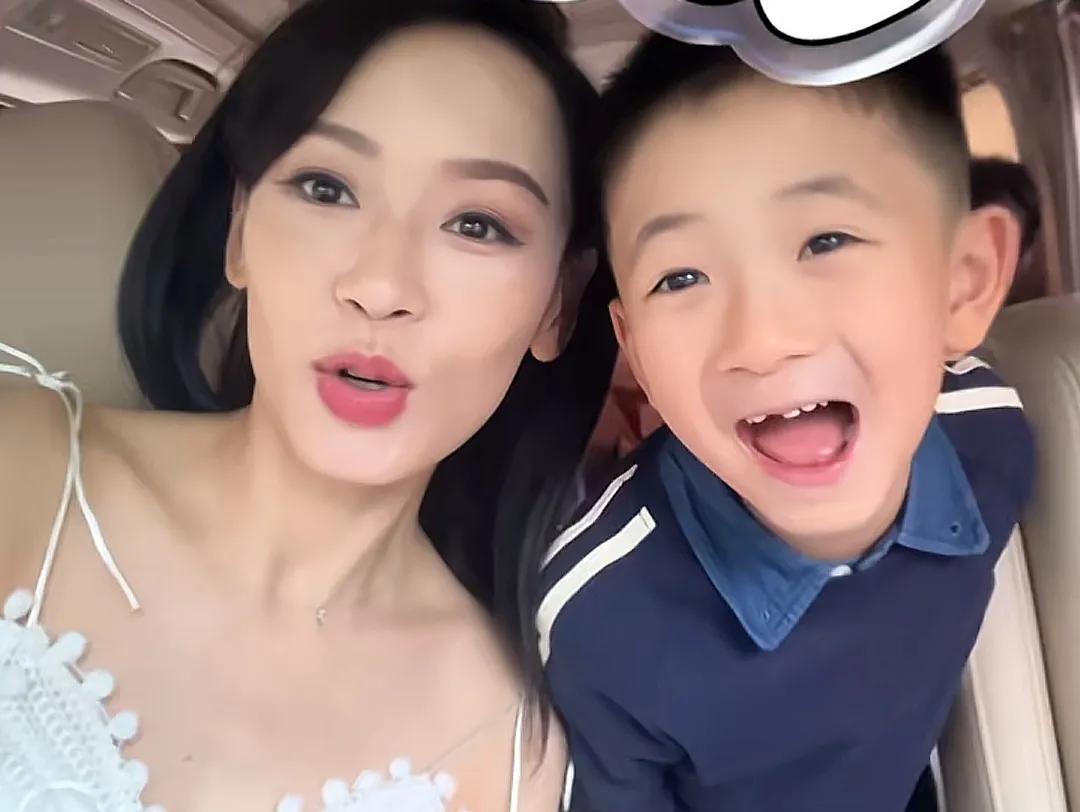 杨思琦小儿子盼多见爸爸，父亲节送上亲手做的礼物好温馨！6月21日，杨思琦在个人