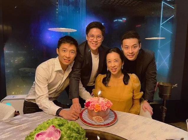 霍英东长子霍震霆与前港姐冠军朱玲玲育有三子霍启刚、霍启山及霍启仁（霍启人），位位