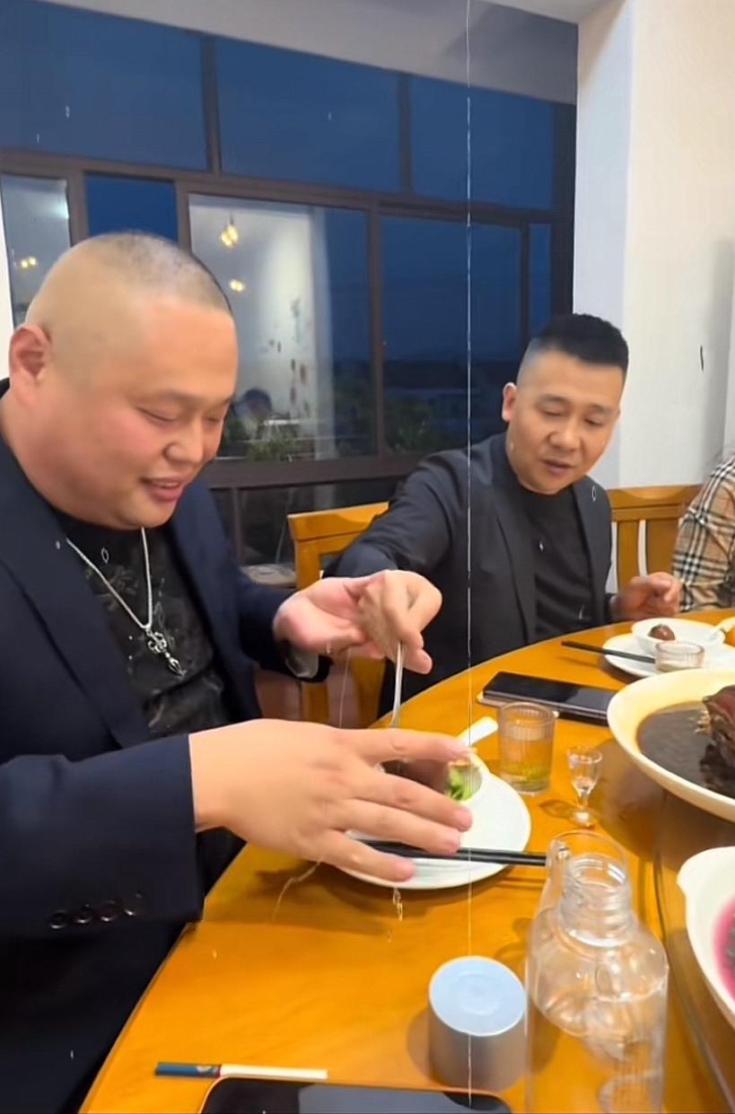 拓瑞集团董事长，徐正海突然现身苏州，带着好兄弟蔡劳斯，看望苏州笑哥，兄弟们这么久