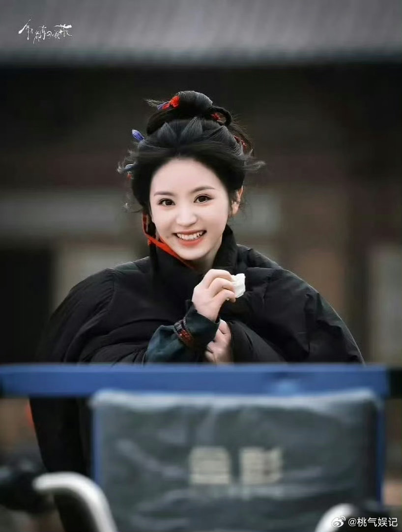 田曦薇没有刘海，简直和邢菲一模一样，邢菲演了煮鱼也能爆吧