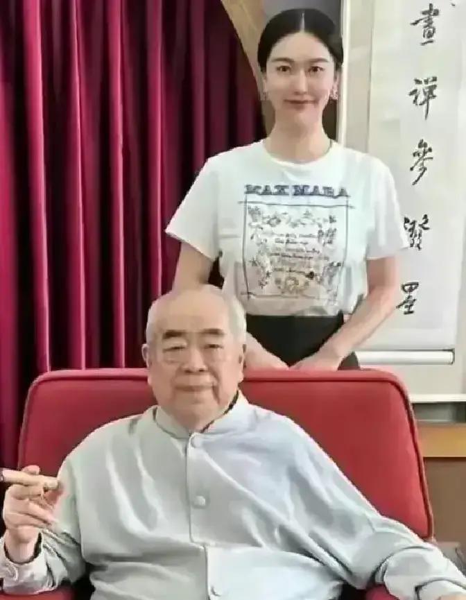 八十七岁的范曾，网上甩出一张婴儿照：我，又当爹了。孩子妈徐荫，三十六岁，比他