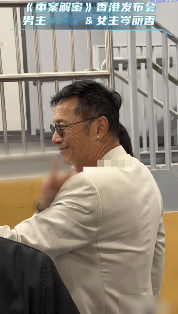 脸上爬满老年斑，却敢戴耳钉穿一身白，68岁的苗侨伟在发布会现场，直接把旁边的小鲜