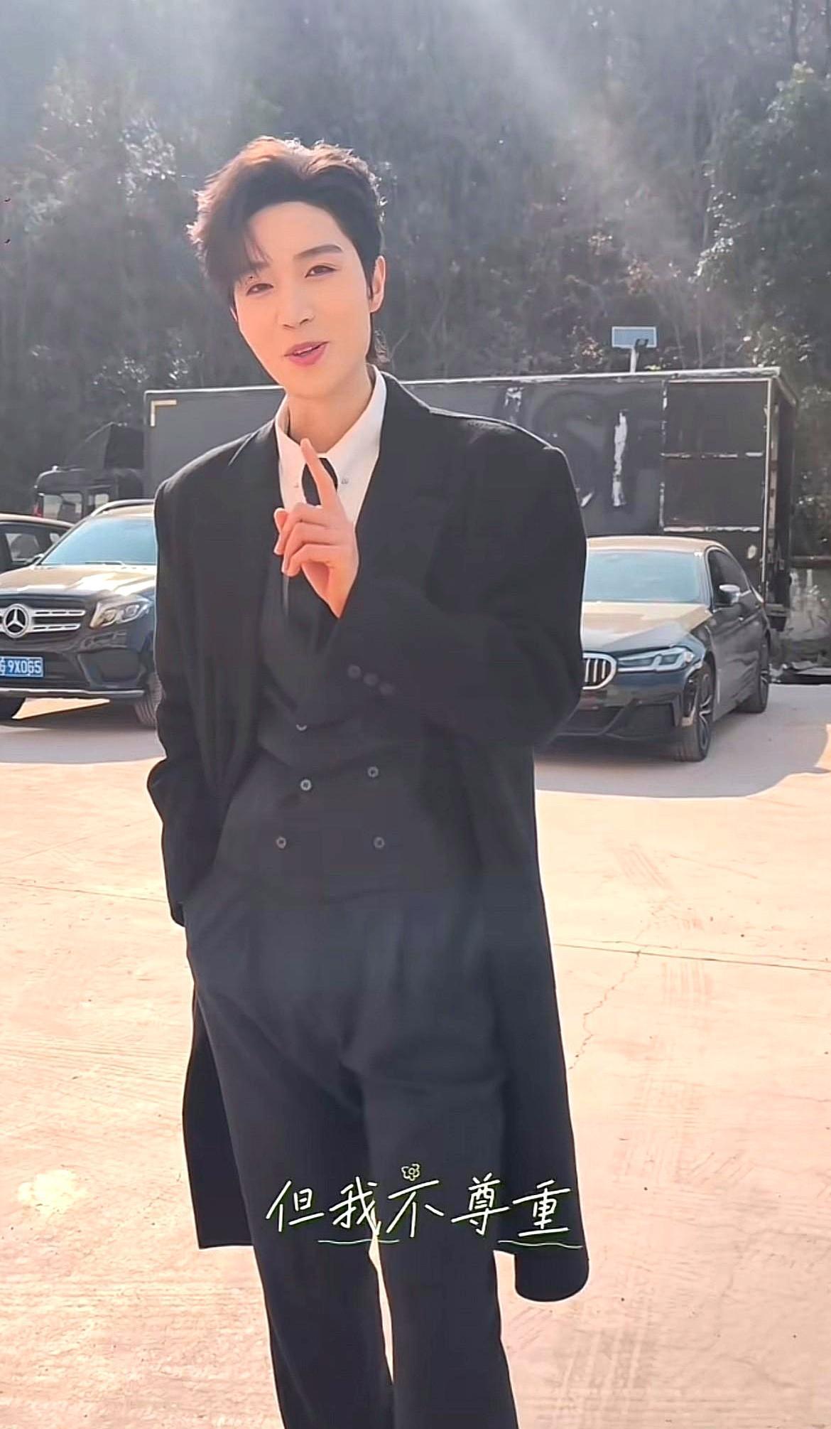 一件被男明星嫌弃“驾驭不了”的丑羽绒服，3天卖爆了。好家伙，梁思伟直播时看着那