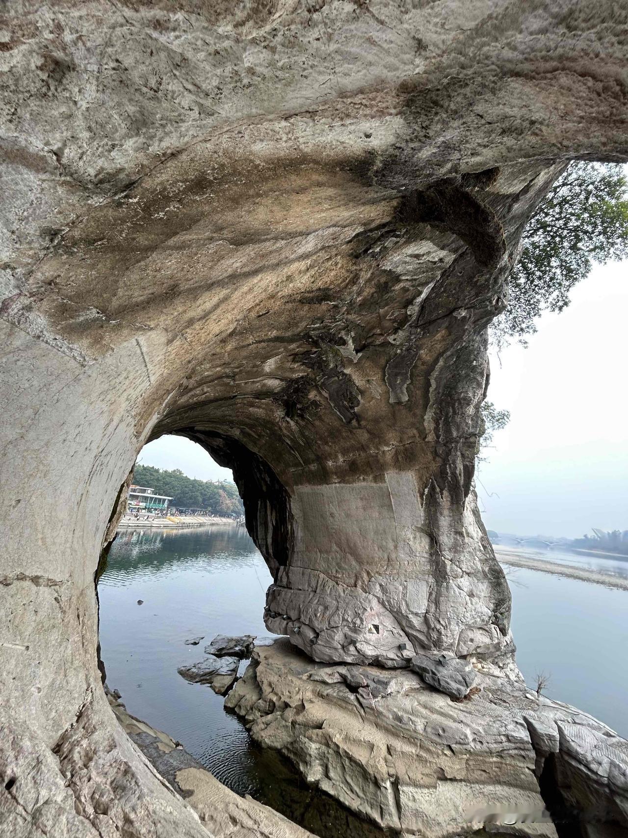 脖子带肩膀疼怎么回事?前一段去旅游，行程长，先后住了几个宾馆，可是宾馆里的床一