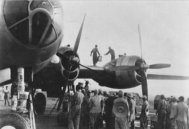 1944年，成都新津机场的B-29轰炸机起飞轰炸日本钢铁厂前，中国人带着漏斗爬上