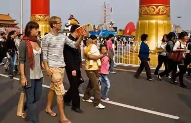 两个美国主播来中国骑摩托穿省。他们定了个规矩：不用地图、不用手机、不走高速。