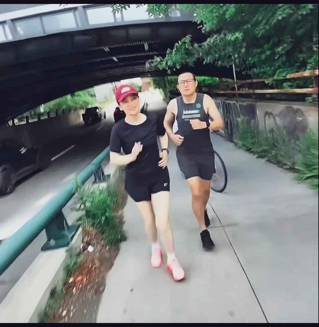 梅婷一家波士顿旅行，两口子一起晨跑，丈夫曾剑的纹身手臂特吸睛。