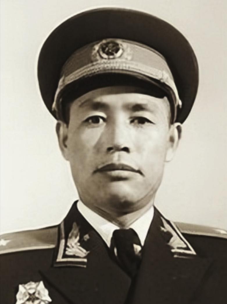 1950年，邓岳率部行军迷路时，发现路边有一日式房屋，冲进去问路，却发现一群人端