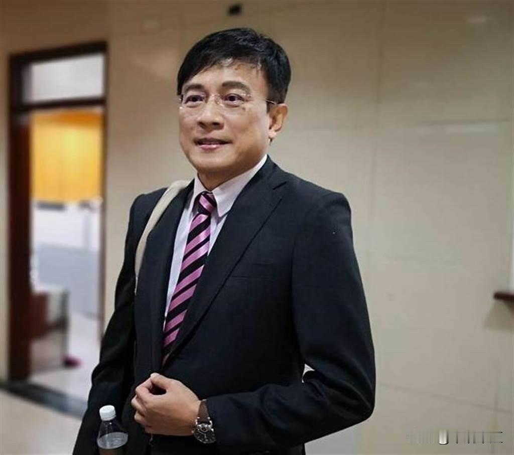 民进党台北市长参选人沈伯洋近期掀起所谓的“洋流”。与沈伯洋都是台大毕业的媒体人彭