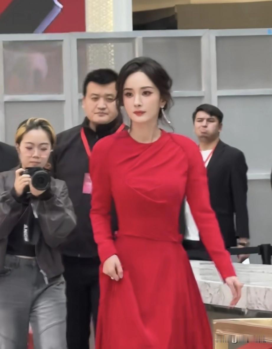 身材似魔鬼，脸型宛如18岁少女，在剧中扮演的角色却好似老大妈。如此跨度极大的女演