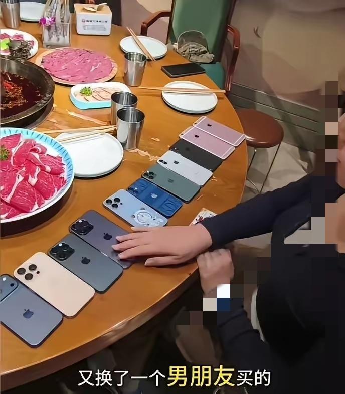 一桌子摆11部苹果手机，不是收藏癖，居然是姑娘“历任男友纪念册”，这操作我看懵了