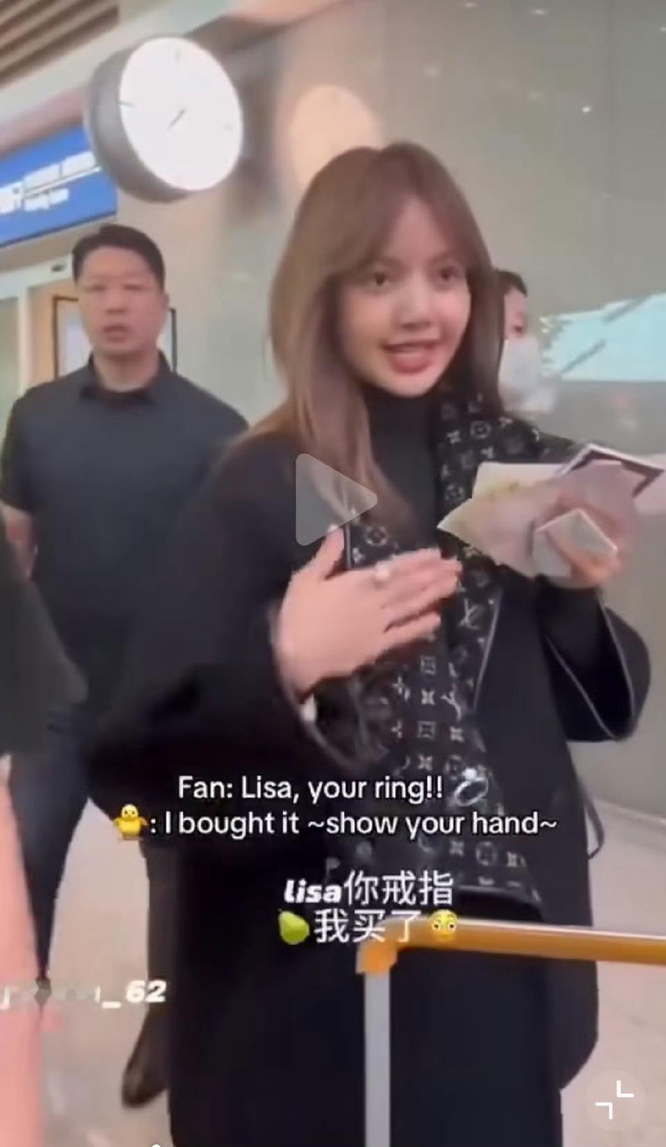Lisa自己买的戒指当然想戴哪个手指就戴哪个了，更别提Lisa戴的是食指根本不是