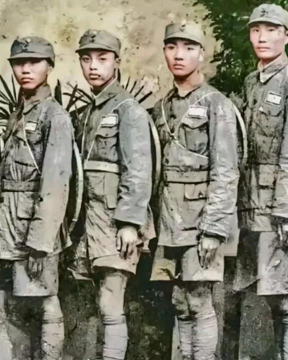 这是一张老照片，拍摄于1937年，照片中是来自四川一家亲兄弟四人，他们属于川