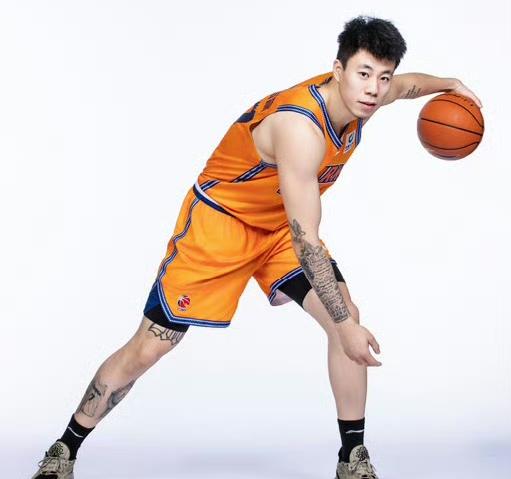 有一说一，张镇麟和曾凡博根本不在一个级别！！张镇麟：26岁，身高2.05米