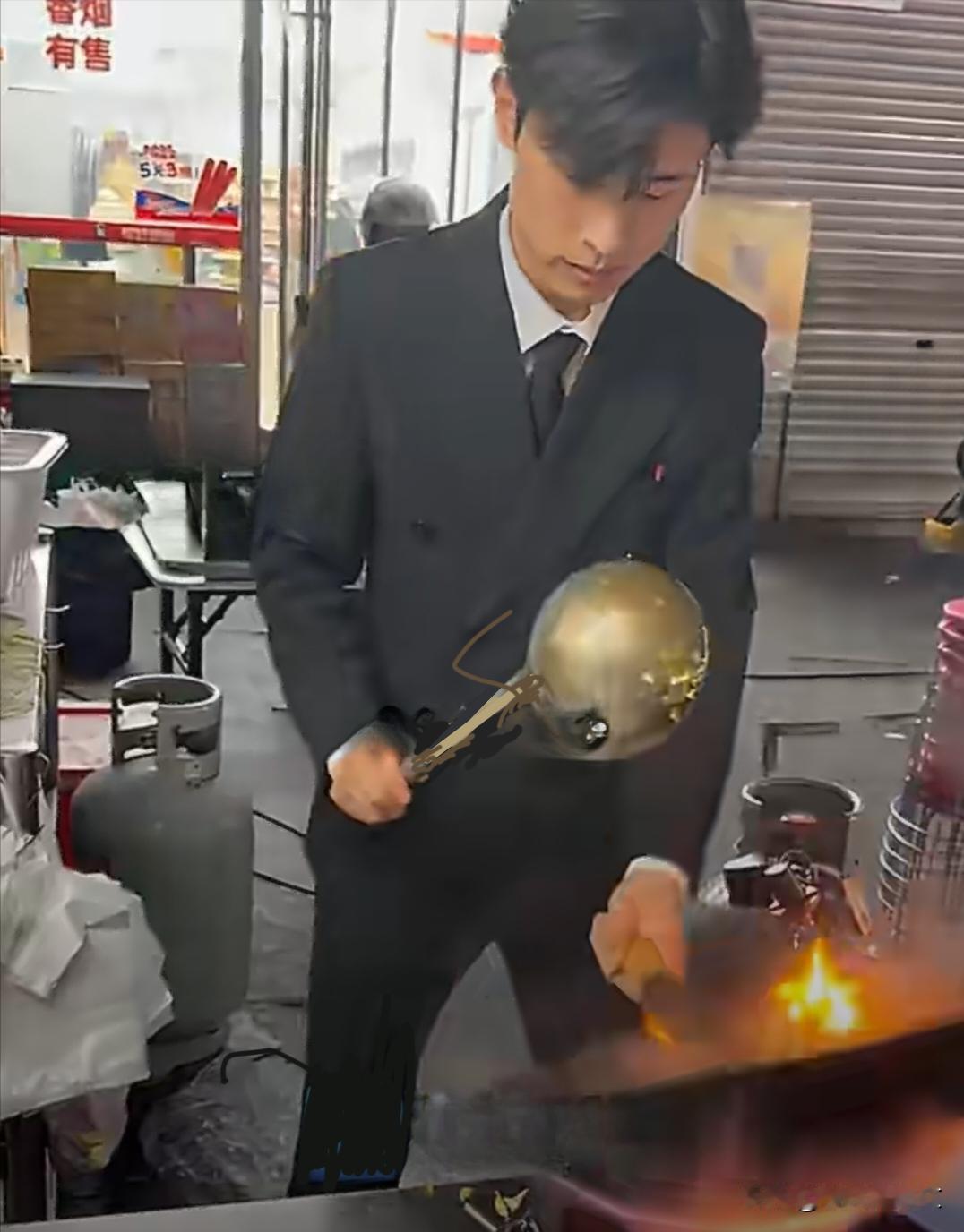 19岁西装小伙夜市卖炒饭，月入5万！5月9日，在山东烟台，有个19岁小伙穿着西