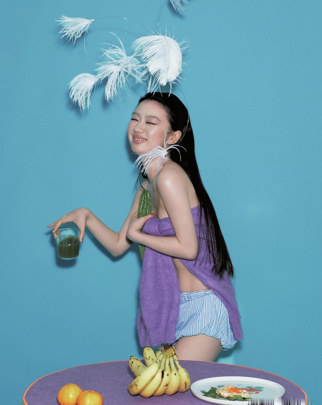 毛衣袖子在她手里一绕一缠。成了抹胸。后台镜子前。单依纯扯下两只针织袖管，交