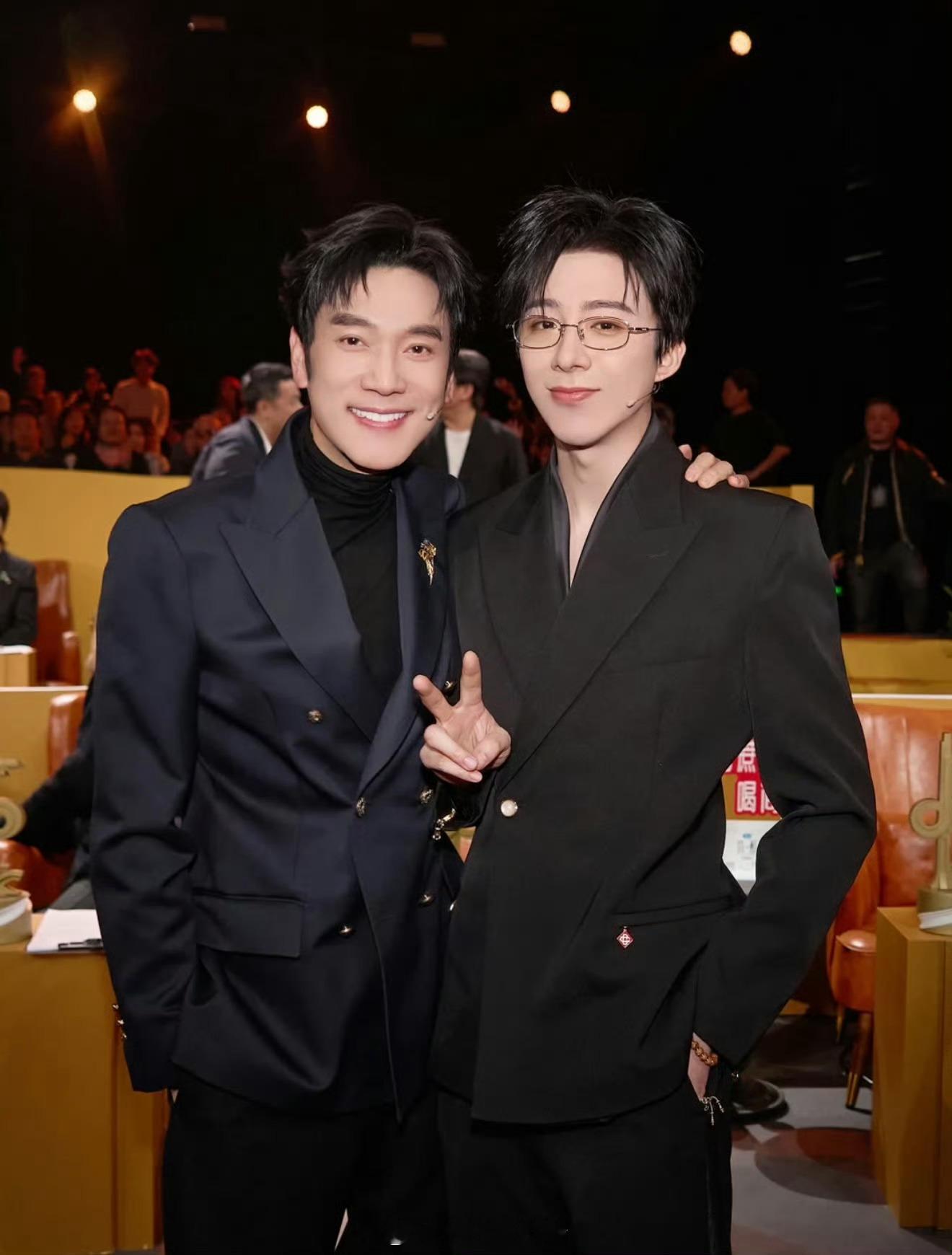 不允许有任何人错过林依轮刘宇宁的合照，看着这合照的氛围感，你就懂帅哥之间给我们带