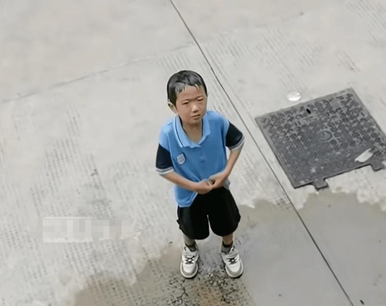 近日广东突降暴雨，街头一幕让路过的行人都看呆了。一场小小的母子争执过后，年