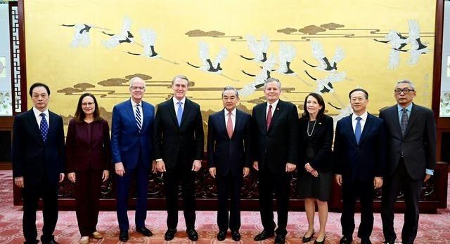 美国主动找中国谈了，北京时间5月7日，美国派出的国会参议员代表团戴安斯一行，终于