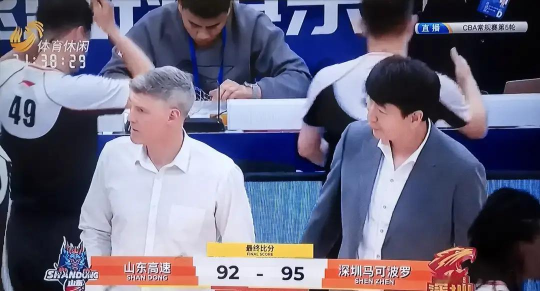 撤下唯一能得分的外援，把射手按在板凳上——最后5分钟，山东男篮亲手交出了胜利。