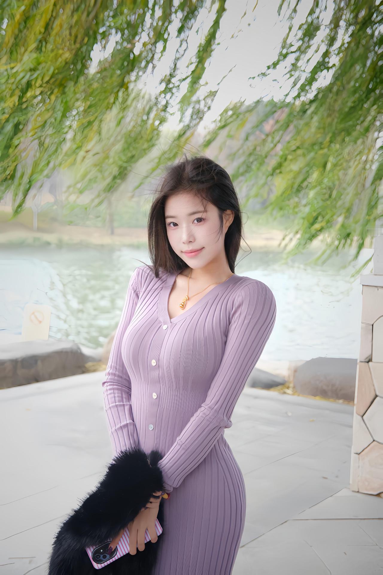 【风的季节】秋意渐浓，风便成了季节的主角。它掠过街头巷尾，拂过湖畔柳梢，将