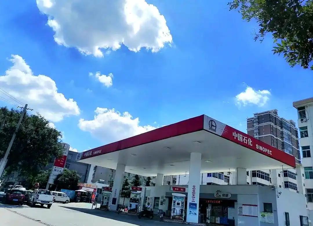 车主注意！国家税务总局已明确：2026年11月1日起，全国所有加油站统一落地。说