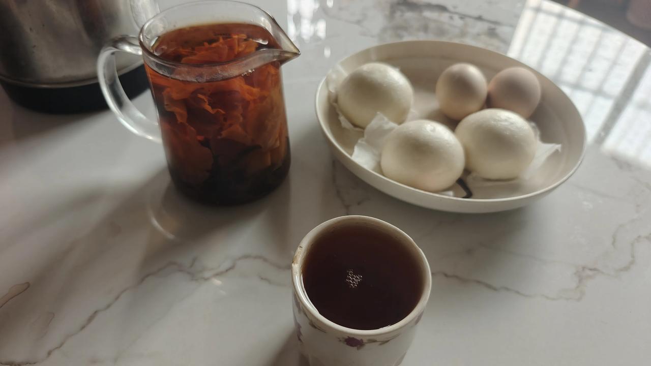 晒晒你亲手做的早餐这就是我这个穷老头的早餐，晒出来我都觉得很失礼！