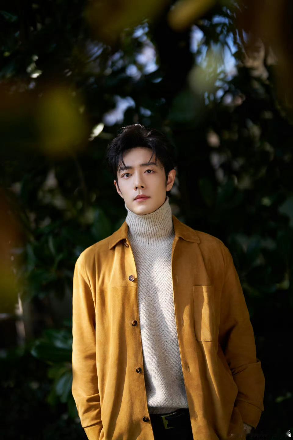 肖战这套完全冬日暖阳肖战亮黄色衬衣肖战古驰大秀出图，亮黄色衬衣搭配燕麦色高领毛