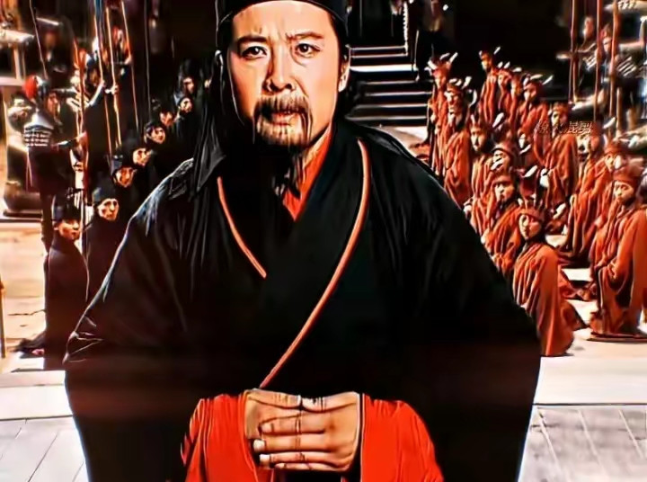 献帝问跪在下面的刘备：“卿祖上何人？”“臣乃中山靖王之后，孝景皇帝玄孙，刘雄之孙，刘宏之子。”献帝吩