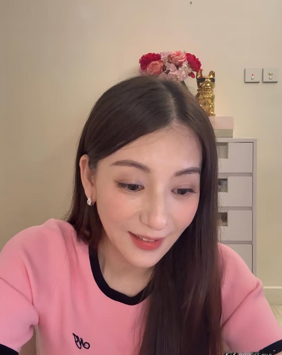 方媛的鼻子,真不是普通高挺。鼻梁直,鼻头圆,像刻出来的一样。颧骨不压她,下巴