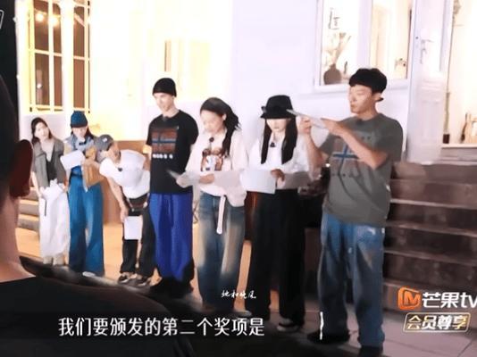 被张晚意无麦开嗓惊艳到了，清亮又有穿透力的嗓音，这是戏曲界偷偷跑出来演戏的吧