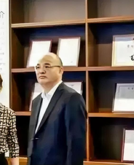 离谱至极！国企高管出国出差，特权嘴脸彻底暴露简直三观炸裂！某航材集团高管组