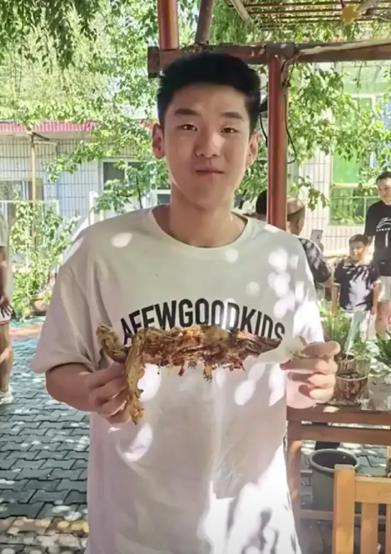杜锋重奖王洪泽！在CBA夏季联赛首秀中，王洪泽拿下14分7篮板4抢断！赛后不仅