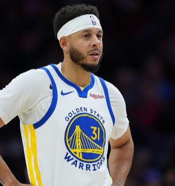 勇士不敌爵士遭遇两连败。NBA常规赛，勇士客场挑战爵士，赛斯库里是迎来了复出，他