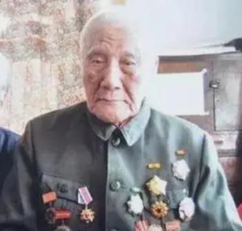 1941年延安，毛主席去食堂时，一个人拎着削尖的木棍朝毛主席后脑勺刺去，千钧一