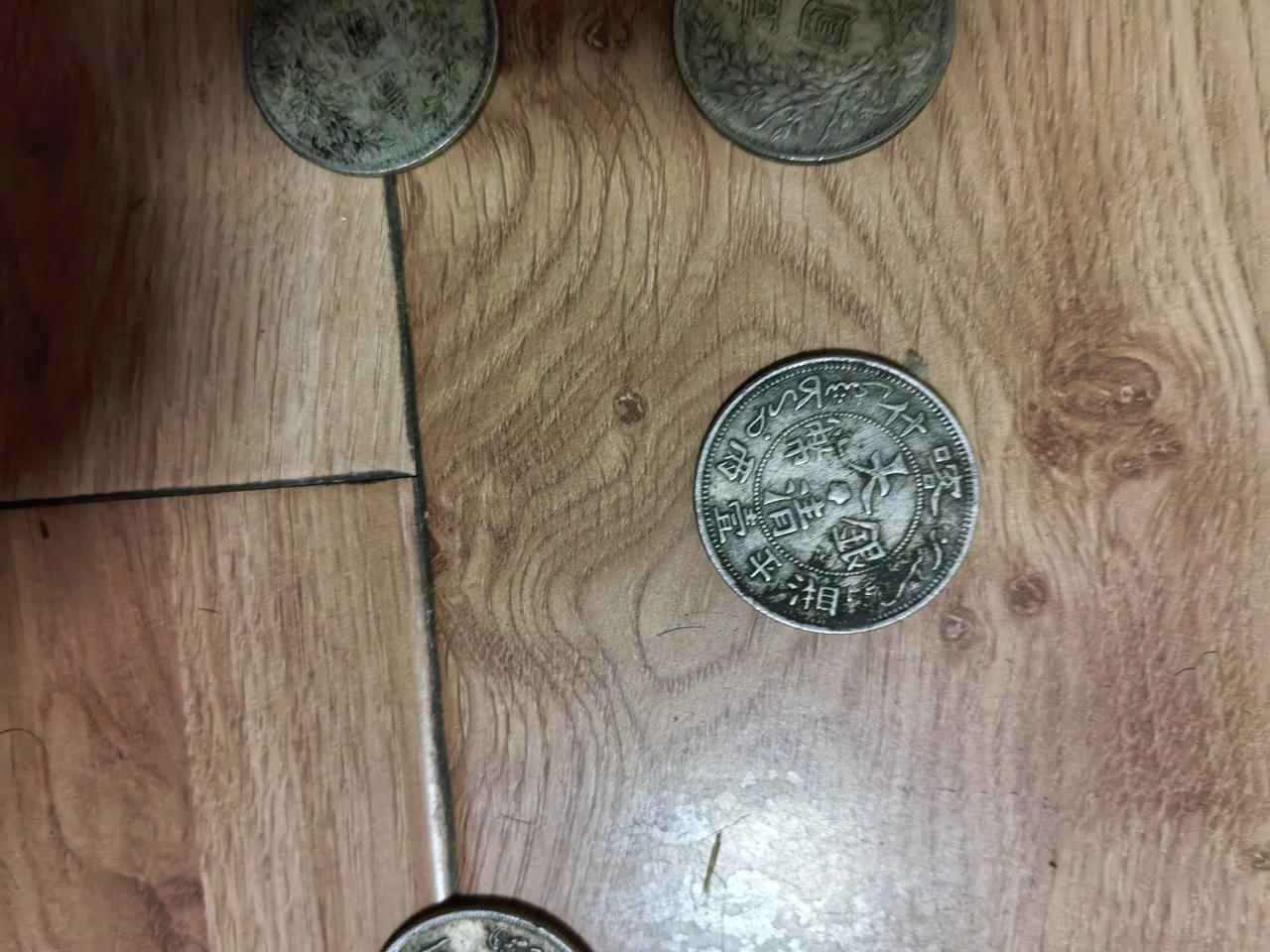 我收藏了一枚新疆喀什的银元，这玩意儿可太有故事了。就说“喀什光绪元寶”，它是19