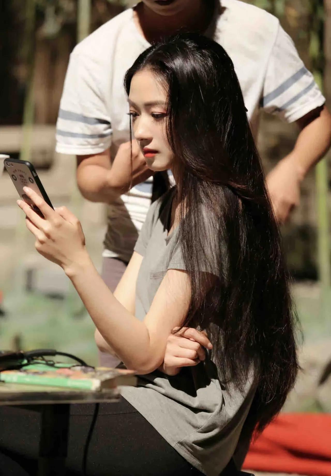 万茜，我觉得她可以演李清照，可柔可刚，可婉约可豪放。她长发的照片爆火出圈，美到心