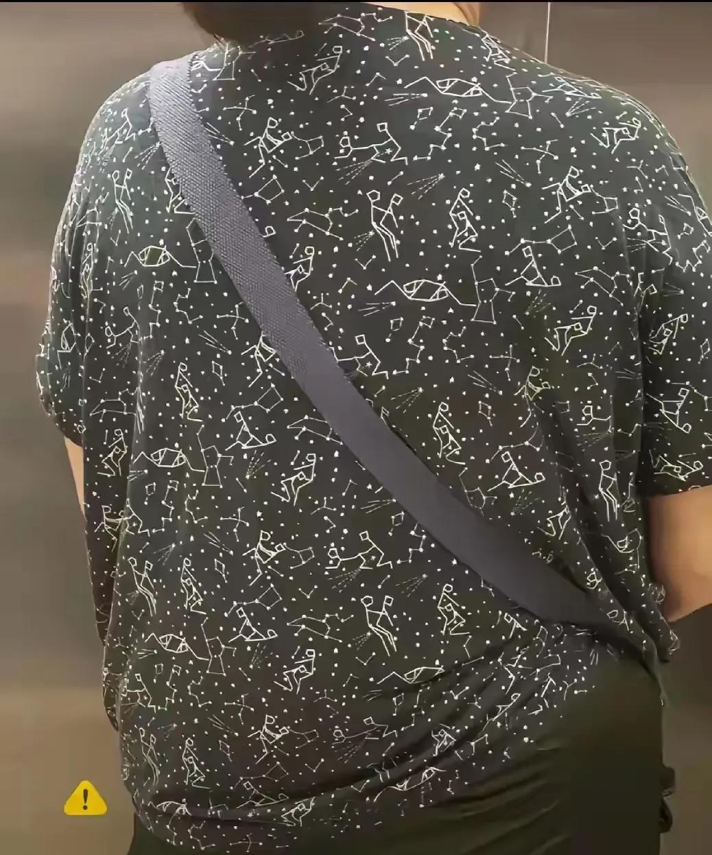 这衣服的图案实在是太令人尴尬了！