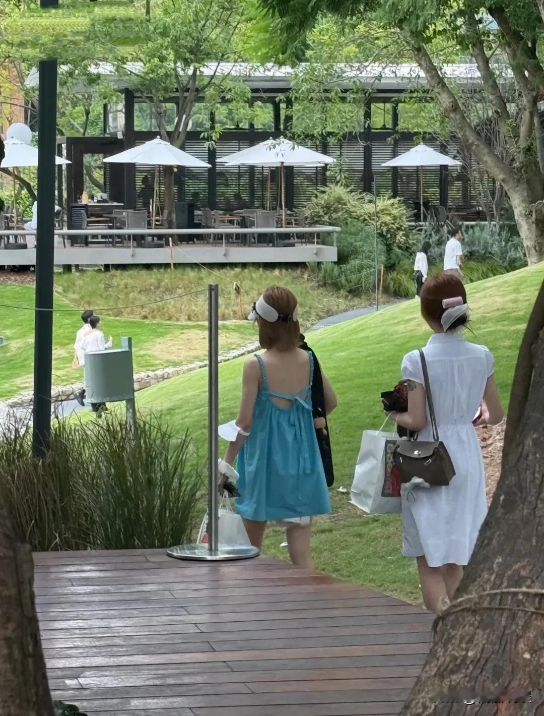 赵露思和好友现身成都麓湖公园里，穿着天蓝色吊带裙，戴着遮阳帽，皮肤白到发光，但是