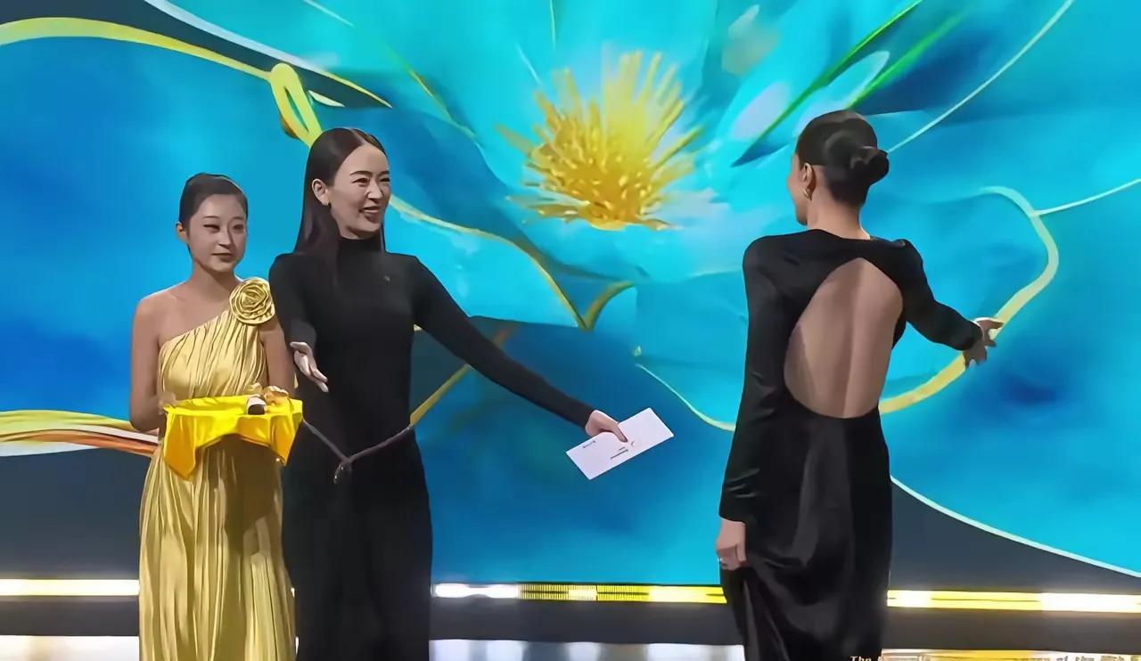 宋佳上台领奖时才发现，原来高级的性感都在后背。一直以为这礼服是前后安全的，结果精