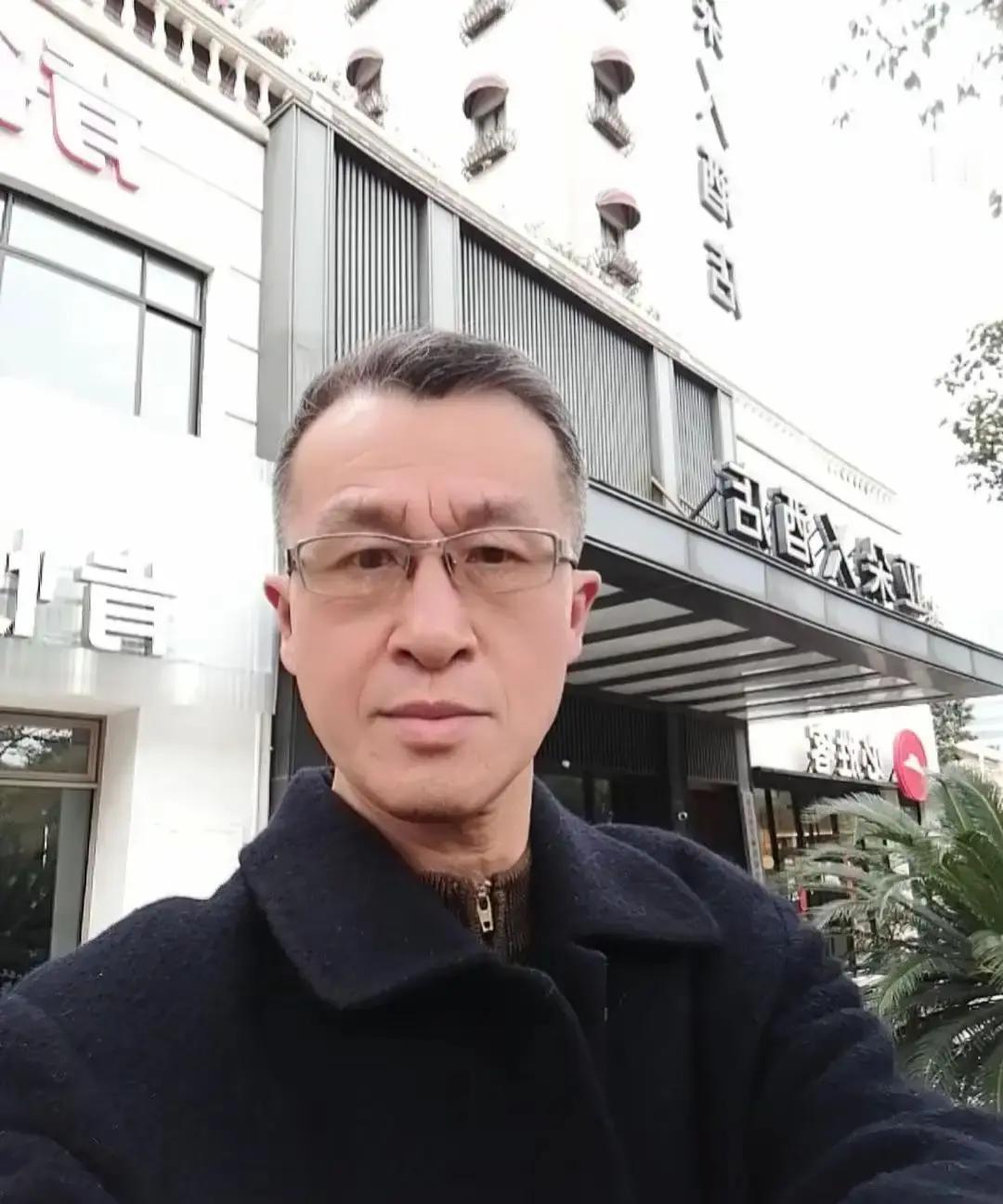 刷到一条情感语录说“生理性喜欢是绝症”我点进去一看，满屏都是“一见面就心软”“放