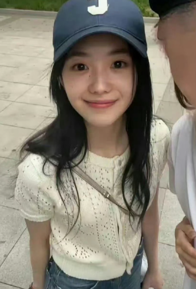 我丢刘浩存现实这么恐怖的吗素颜就敢和路人合照，这脸太耐看了。​​​