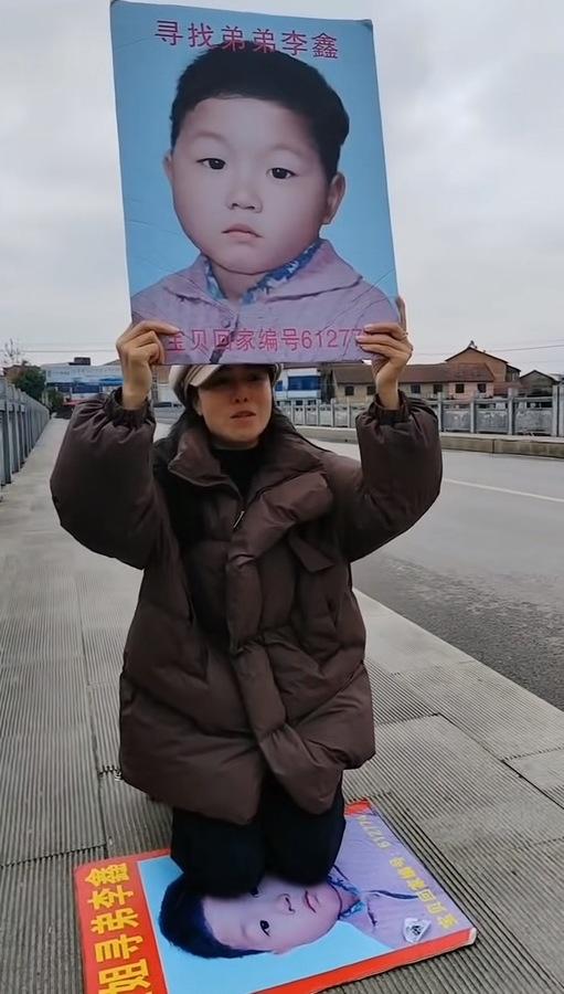 33年前，她把弟弟弄丢了。33年后，她在南昌找到他，冲上去一把抱住，哭得像个孩子