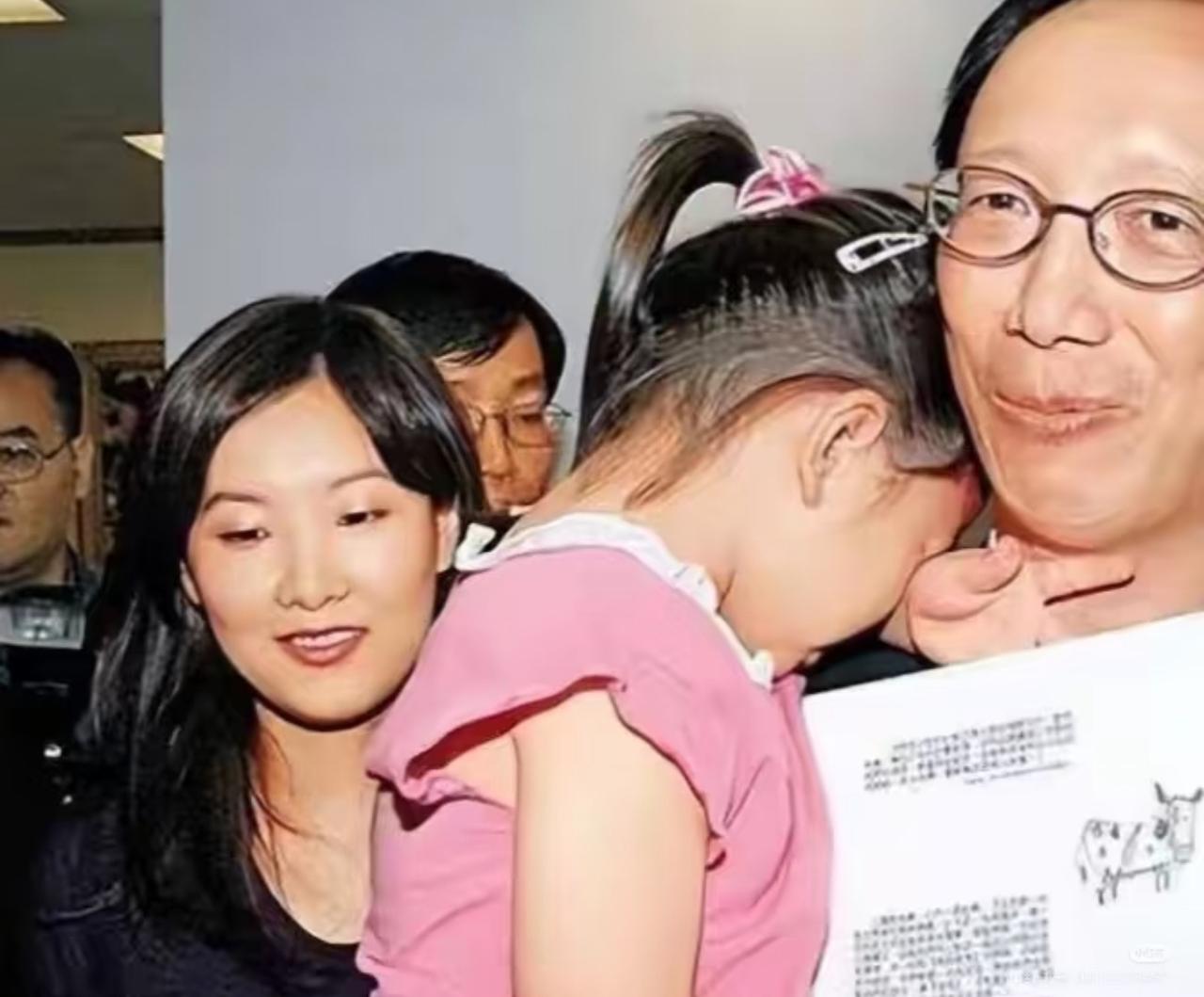 伏明霞和梁锦松同框，基本上都是梁锦松抱娃，一旁的伏明霞低头浅笑，贵气十足，家庭地