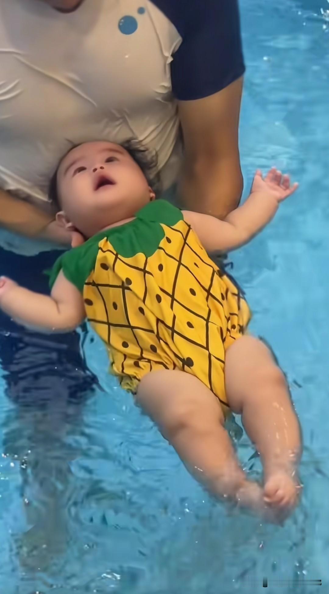 马筱梅说大壮肉肉有点多，出来做游泳运动了，这个妈妈美丽又智慧！好漂亮的汪宝，爸
