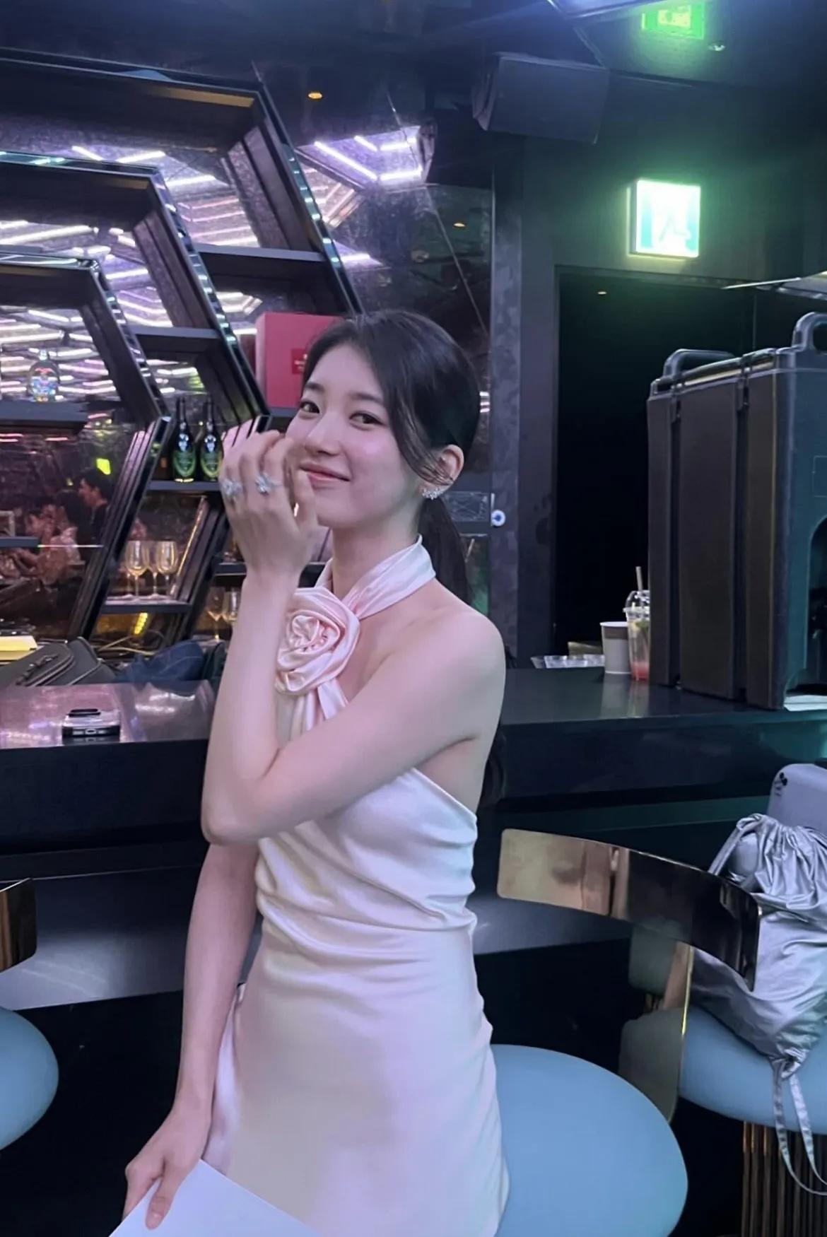 她那张初恋脸，圆润饱满且线条柔和，满满的胶原蛋白看着就很青春。
