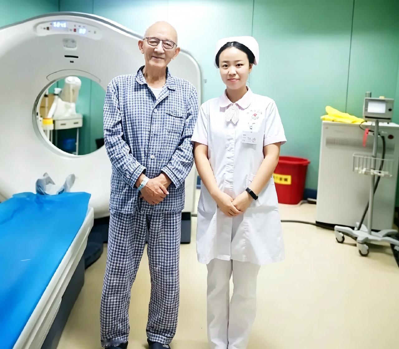 老爷子穿着病号服做CT，看着真让人心疼。但他笑得还是那么温和，跟护士合影一点架子